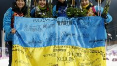 Ukrajinské biatlonistky v cíli štafety věnovali vítězství obětem událostí na Ukrajině