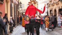 Průvodem masek na Staroměstském náměstí odstartoval festival Carnevale Praga