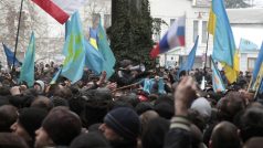 Krym, Simferopol. Demonstrace před tamním parlamentem