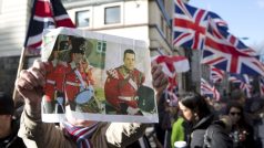 Lidé se dnes sešli před soudem v Londýně, který rozhodl o trestech pro brutální vrahy vojáka Lee Rigbyho (jeho podobizna na obrázku v rukou demonstranta)