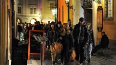 Noční život obyvatel a návštěvníků Prahy přináší problémy s hlukem