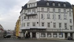 Smrtku před Činoherní studio v Ústí nad Labem dali divadelníci poté, co ztroskotala jednání s radním Pavlem Dlouhým (ČSSD)
