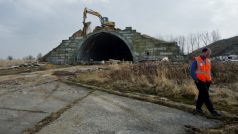 V bývalém vojenském prostoru v Milovicích začala demolice 43 hangárů