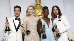 Ocenění heci se svými soškami. Zleva Matthew McConaughey (hlavní mužská role), Cate Blanchett (hlavní ženská role), Lupita Nyong&#039;o (vedlejší ženská role) a Jared Leto (vedlejší mužská role)