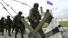 Neoznačení vojáci hlásící se k Moskvě pochodují u obce Perevolnoje