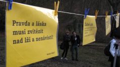 V karlovarské lázeňské zóně vyšlo vyjádřit podporu Ukrajině kolem 70 lidí