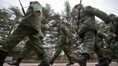 Ozbrojení členové proruských sil v ukrajinském Simferopolu