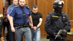 Michal Zágora (uprostřed) má za loupežnou vraždu manželů z Bohumína strávit ve vězení 30 let