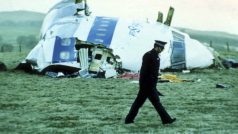 Trosky letadla Pan Am, které následkem atentátu vybuchlo nad skotským městečkem Lockerbie. Snímek z prosince 1988