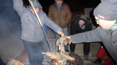 Krymští Tataři vytvořili proti Rusům domobranu, sedí u ohně a 24 hodin denně drží stráž