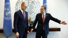 Ukrajinský premiér Arsenij Jaceňuk a generální tajemník OSN Pan Ki-mun