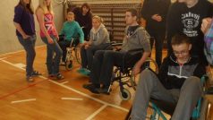 Studentský projekt Pomáháme smíchem: Zdraví studenti si zkoušejí jízdu na vozíku