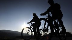 Jarní počasí si užívali cyklisté a bruslaři na cyklostezce na Příluku ve Zlíně
