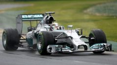 S vlhkým okruhem v Melbourne si během sobotní kvalifikace poradil nejlépe Lewis Hamilton s Mercedesem