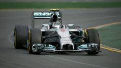 Nico Rosberg se svým monopostem Mercedes na okruhu v australském Albert Parku