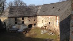 Rožmitál pod Třemšínem. Dvůr chátrajícího zámku