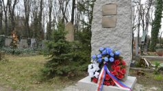 Kontroverzní pomník internacionalistům na pražských Olšanských hřbitovech
