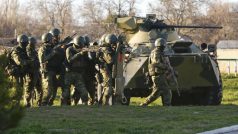 Krym. Rusové dobývají ukrajinskou vojenskou základnu v Belbeku