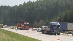 Na  dálnici  D1 ve směru na Prahu v úseku Hořice - Loket začala dnes pokládka mobilních svodidel