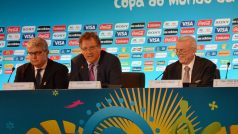 Generální tajemník FIFA Jérome Valcke (uprostřed) po setkání s brazilskými organizátory MS ve fotbale