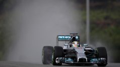 Lewis Hamilton při kvalifikaci v Sepangu