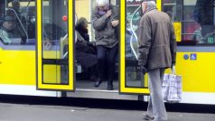 Plzeň od 1. dubna mění systém přepravy seniorů a těžce zdravotně postižených lidí, nízkopodlažní spoje totiž jezdí už na všech linkách