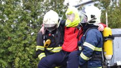 Záchranáři a hasiči nacvičovali v Lounech evakuaci zimního stadionu při úniku čpavku