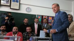 Recep Tayyip Erdogan při hlasování v komunálních volbách