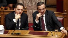 Vlevo řecký ministr financí Jannis Stournaras a vpravo řecký ministerský předseda Antonis Samaras