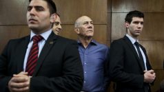 Bývalý premiér Ehud Olmert (uprostřed) poslouchá vynesení rozsudku