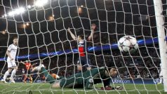 Branká Chelsea Petr Čech inkasoval na půdě PSG už po čtyřech minutách