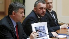 Ukrajinský ministr vnitra Arsen Avakov (vlevo), generální prokurátor Oleh Machnitský (uprostřed) a šéf tajné služby Valentin Nalivajčenko seznamují s výsledky vyšetřování