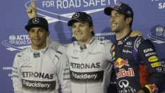 Stupně vítězů po kvalifikaci v Bahrajnu. Hamilton, Rosberg a Ricciardo