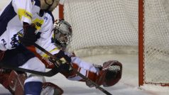 Kladenský útočník Marek Zagrapan se snaží překonat brankáře Olomouce Tomáše Halásze