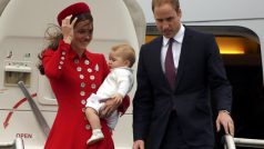 Vévodkyně z Cambridge Kate s manželem, princem Williamem, a synem, princem Georgem, vystupují z letadla po přistání ve Wellingtonu na Novém Zélandě