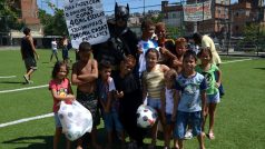 Brazílie, Rio de Janeiro, chudinská čtvrti Jacarezinho. Na snímku muž v kostýmu Batmana, podle nějž by se s veřejnými penězi za mistrovství světa postavilo 40 tisíc škol