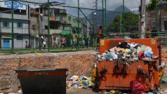 Brazílie. V takovýchto podmínkách se hraje fotbal v chudinské čtvrti Jacarezinho v Riu de Janeiro