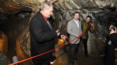 Odborníci odhalili v útrobách jeskyně Na Špičáku zrestaurované cenné historické malby