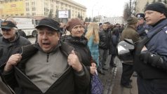 Ukrajina, Charkov. Proruští demonstranti před budovou oblastní správy poté, co ji ovládla policie