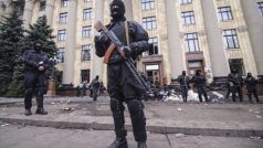 Ukrajina, Charkov. Člen speciálních policejních jednotek střeží vládní budovu