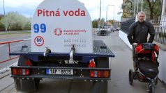 Havárie vodovodního potrubí v Praze na Břevnově. Lidé musí brát vodu dočasně z přistavených cisteren