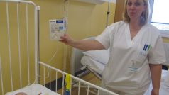 Klatovská nemocnice převzala od Nadace Křižovatka monitory dechu