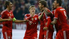Thomas Müller slaví se svými spoluhráči svůj zásah do sítě United