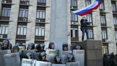 Proruský aktivista před vládní budovou v ukrajinském Doněcku