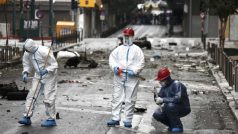 Řecko, Atény. Soudní experti zkoumají prostor před budovou centrální banky, kde vybuchla nálož umístěná v autě