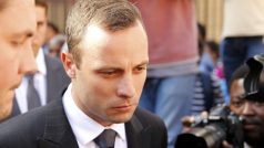 Atlet Oscar Pistorius odchází od soudu po druhém dni křížového výslechu