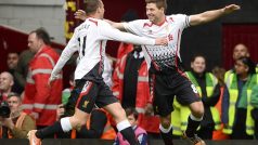 Steven Gerrard (vpravo) táhne Liverpool k titulu v Premier League