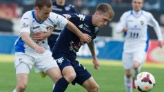 Baníku se vzdaluje záchrana. Na obrázku Tomáš Vengřínek (vlevo) nestačí na Milana Kerbra ze Slovácka