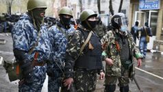 Ozbrojení separatisté před budovou policie ve Slavjansku