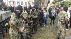 Vojáci ukrajinské armády v Kramatorsku a Slavjansku. Místní obyvatelé je přesvědčují, aby odjeli